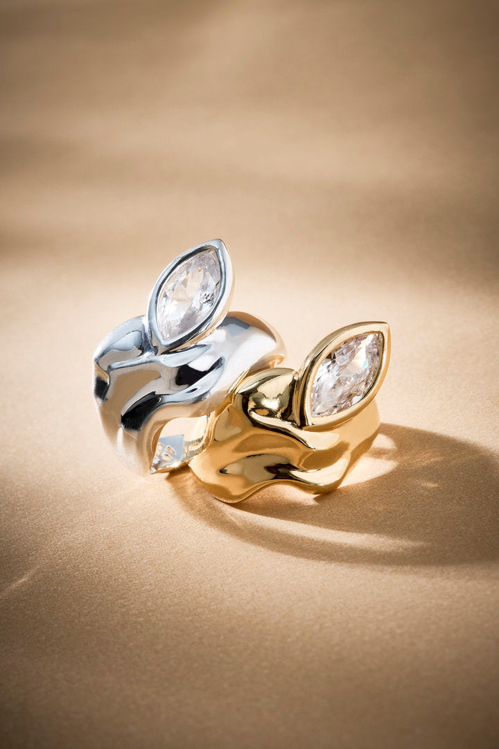 Adjustable Elsa ring with Austrian crystal — a statement piece boasting striking presence and contemporary elegance.