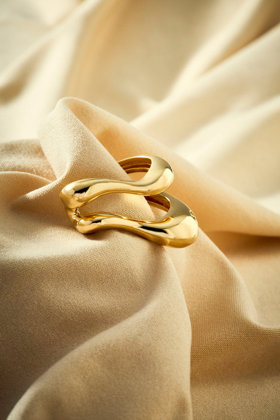 Memory ring with minimalist design and flowing curves.