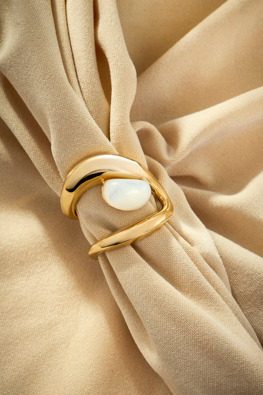 Gold-plated gift ring with mother-of-pearl and flowing organic design.