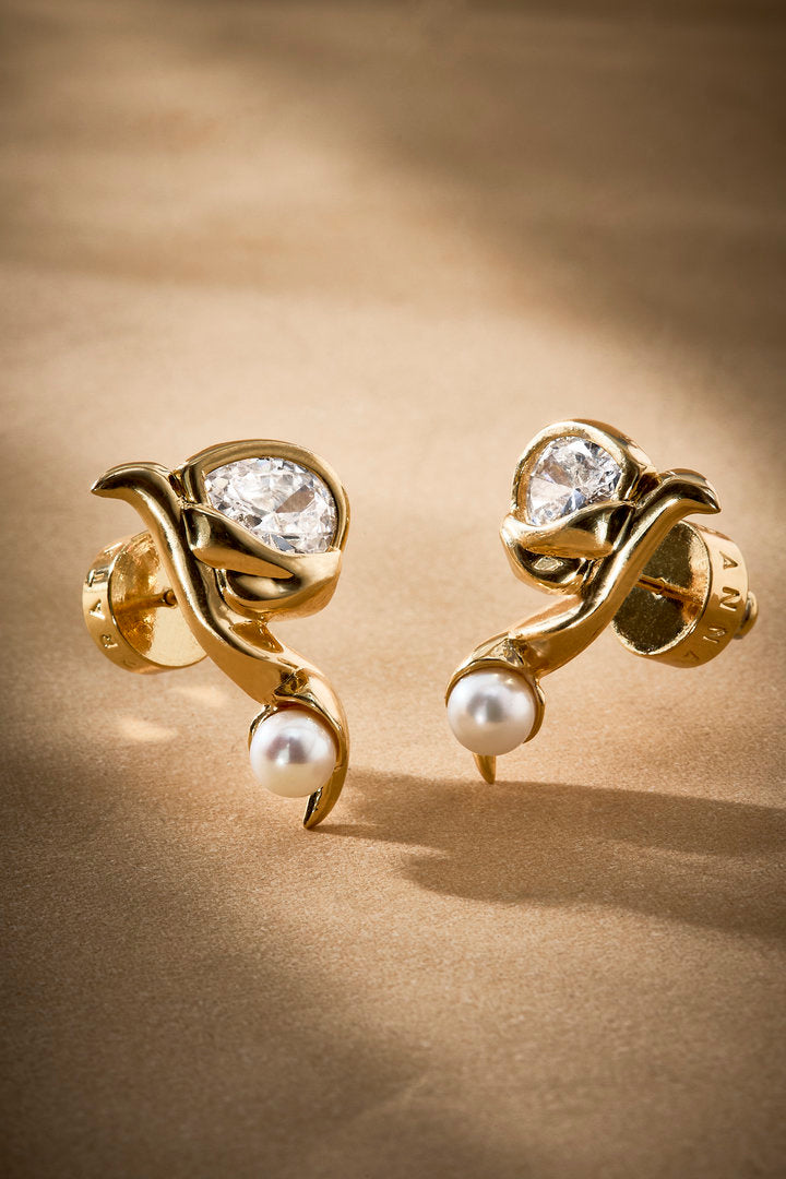 Gold Audrey earring with pearl and Austrian crystal — a classic piece of jewelry for sophisticated looks.