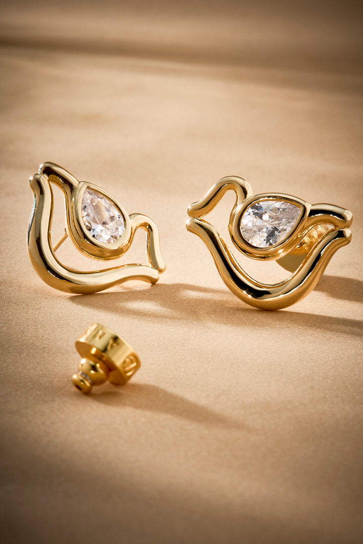 Audrey Small earring in gold, featuring organic curves and a prominent Austrian crystal. A delicate, contemporary piece for elegant looks.