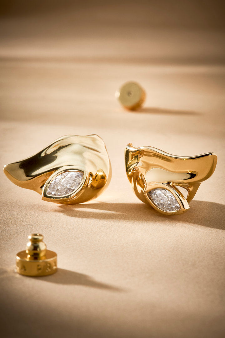 Elsa gold-tone earring – organic metal with Austrian crystal – sculptural and timeless design.