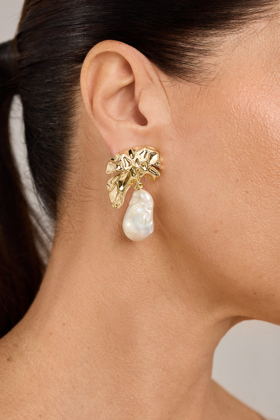 Gold-plated party earrings with a baroque pearl and timeless inspiration.