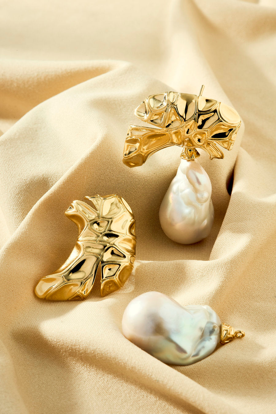 Gold-plated earring with organic texture and baroque pearl.