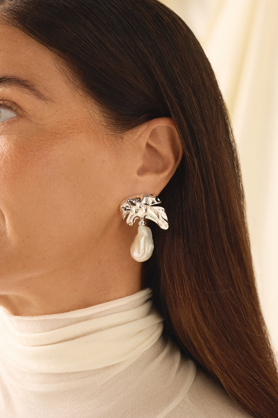 Silver party earrings with baroque pearl and timeless inspiration.