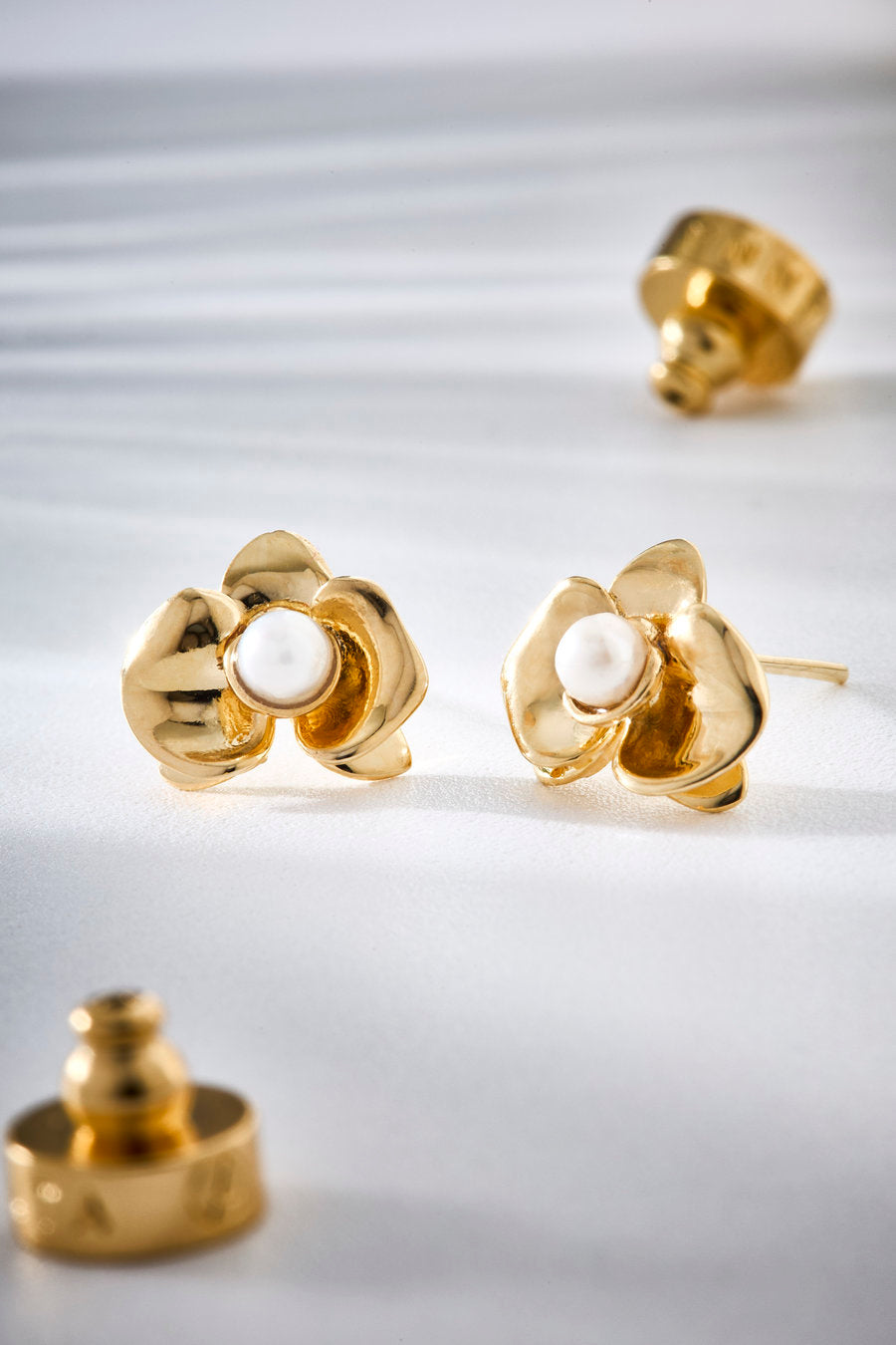 Floral earrings with organic lines and a delicate presence, created to symbolize affection, growth, and the silent beauty of enduring bonds.
