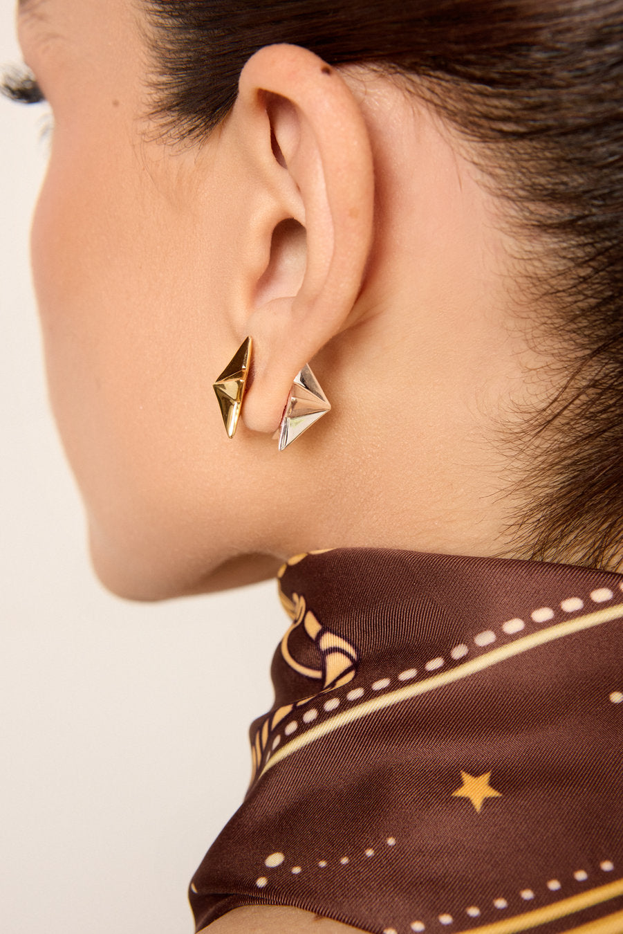 Destiny star-shaped earrings with a geometric design and shiny metallic finish, ideal for sophisticated looks.