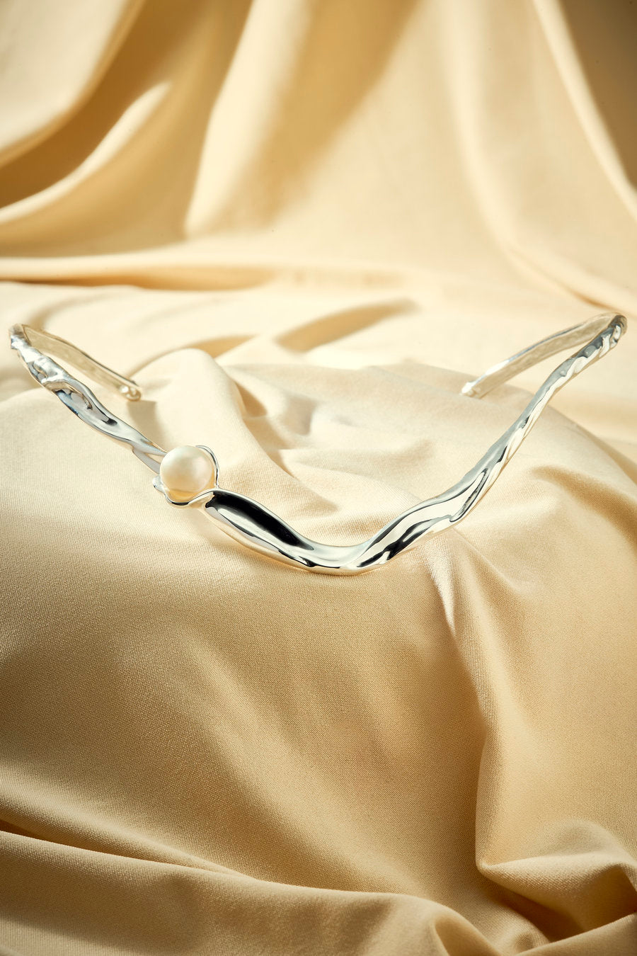 Original silver choker with pearl and minimalist organic design.