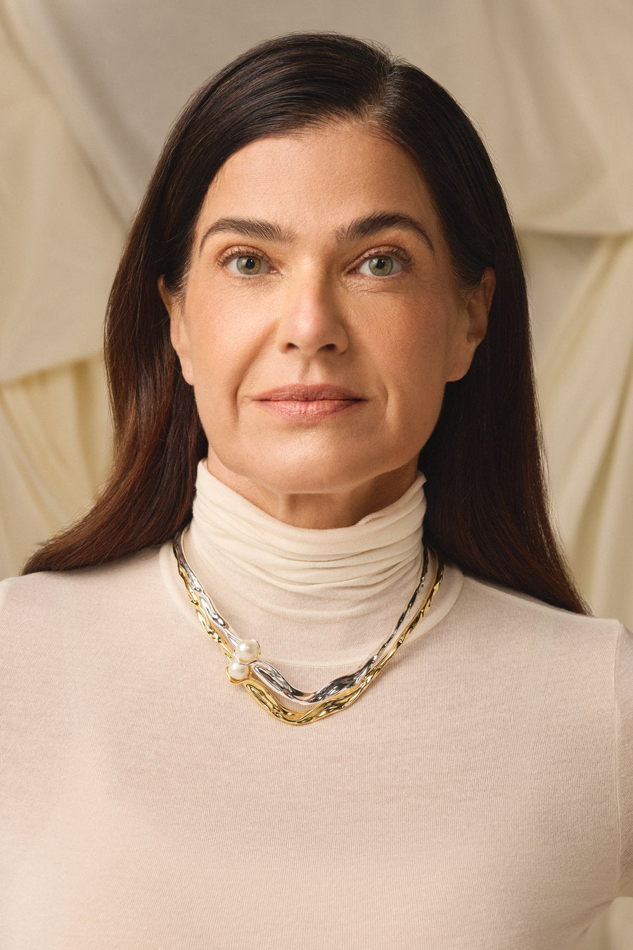 Original gold choker with a side pearl and contemporary aesthetic.