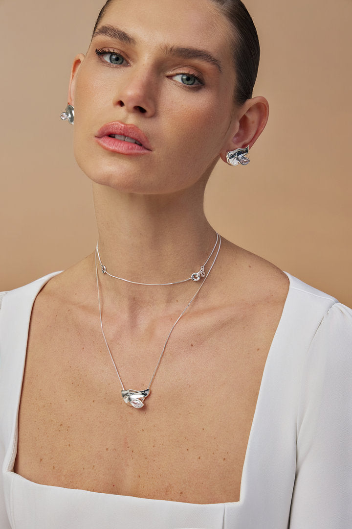 Gold Elsa necklace – organic pendant with faceted crystal – contemporary elegance.