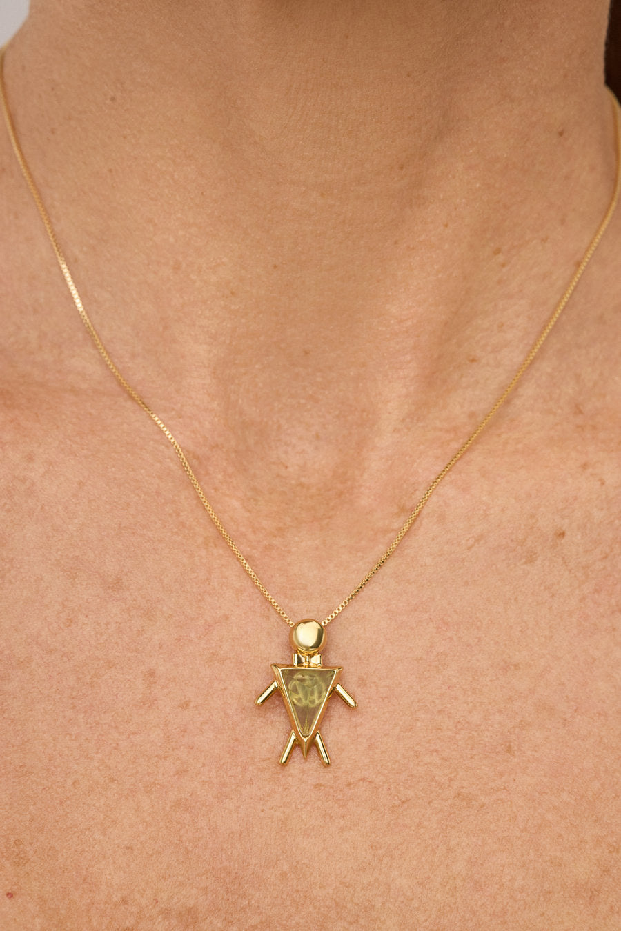 The golden "It's a Boy" necklace symbolizes the emotion of waiting and the love that blossoms before the encounter, transforming revelation into memory and the beginning of a new story.