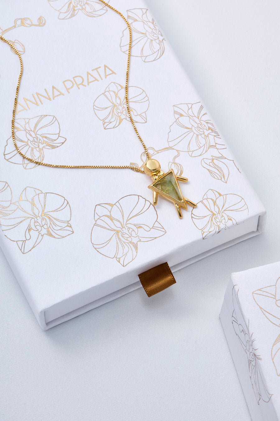 Gold-plated "It's a Boy" necklace with a delicate and symbolic pendant, ideal as a gift for gender reveal parties, pregnancy, or births.