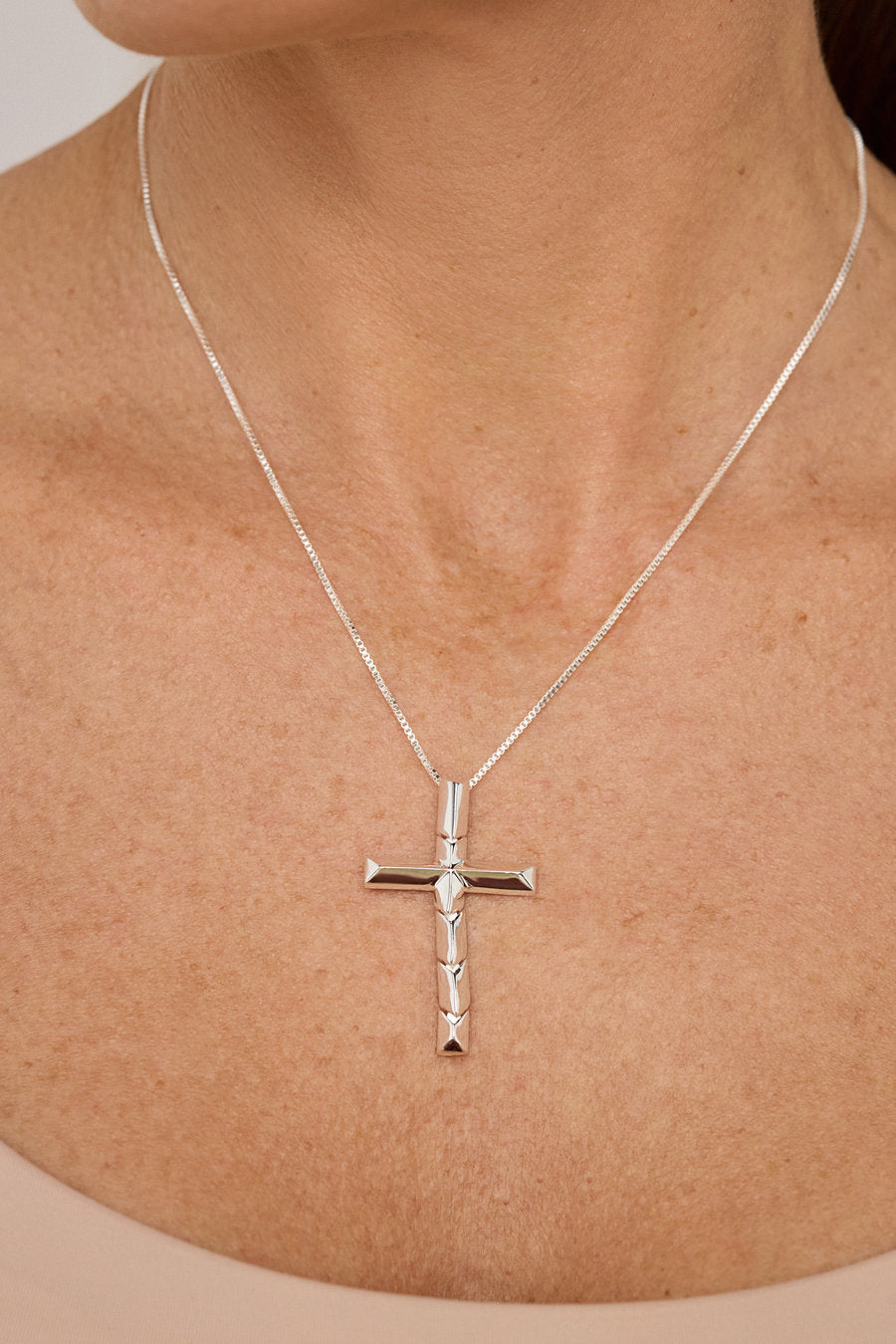 A necklace with a contemporary cross and polished finish, created to express faith, surrender, and the strength of a love that gives itself entirely.