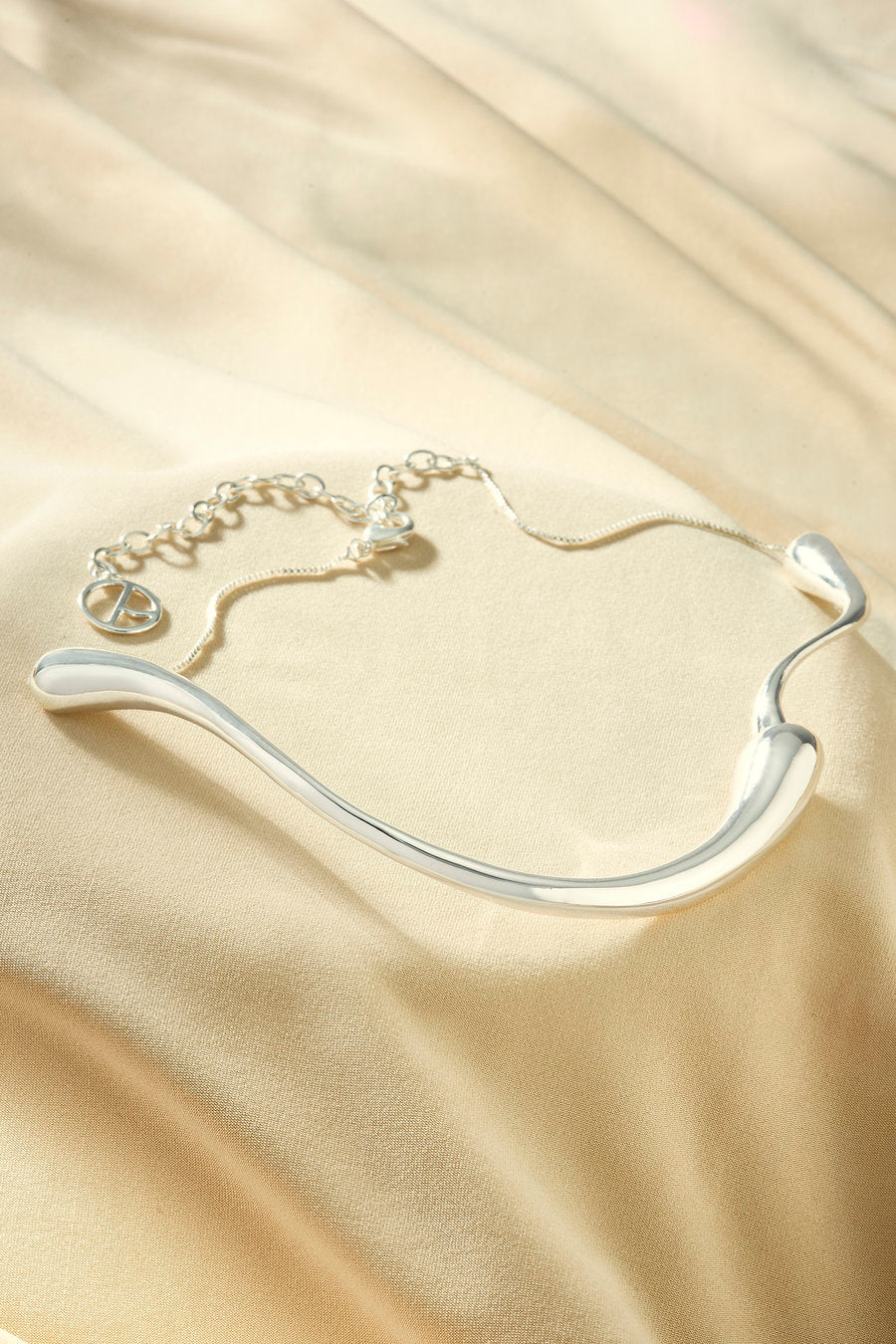 Women's gold choker with an elegant and contemporary flowing design.