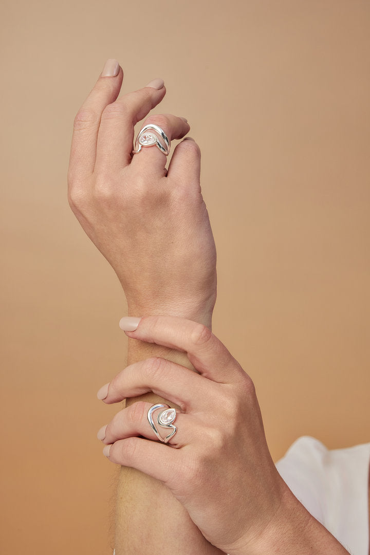 Audrey adjustable silver ring with crystal — a delicate design for elegant and sophisticated looks.