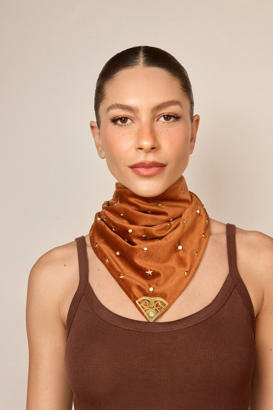 Brown scarf with a celestial print, stars, arabesques, and ornamental details. An elegant and versatile accessory, inspired by direction, brilliance, and purpose, to transform outfits with sophistication.