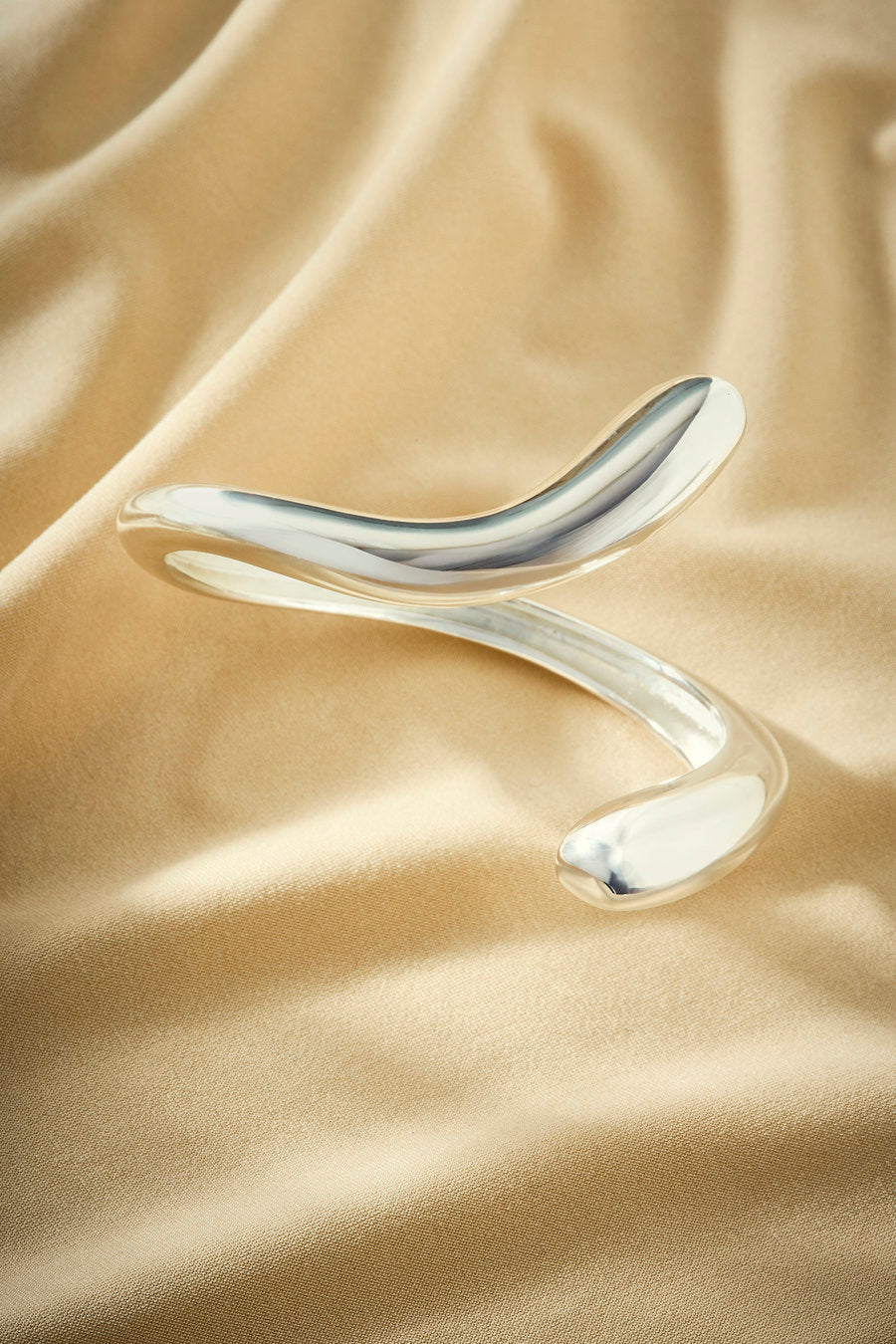 Memory bracelet with an open shape and elegant organic curves.