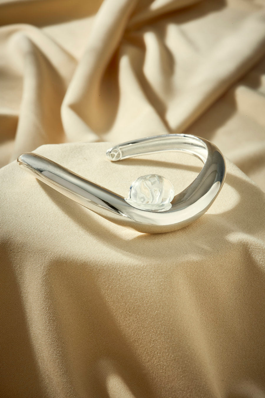 Gift bracelet with crystal and contemporary design in silver metal.
