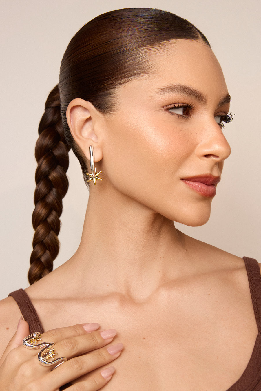 Two-tone sculptural earring with a curved post and silver-tone star detail. A statement piece that embodies strength, brilliance, and self-confidence for sophisticated and contemporary looks.
