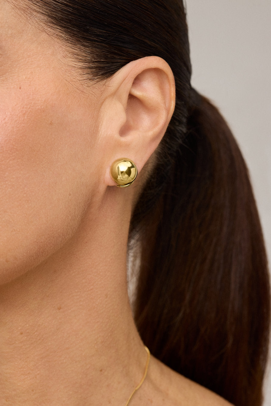 Sculptural earrings with crystal and gold-toned metal in a symbolic and elegant composition, created to express union, sophistication, and lasting affection.