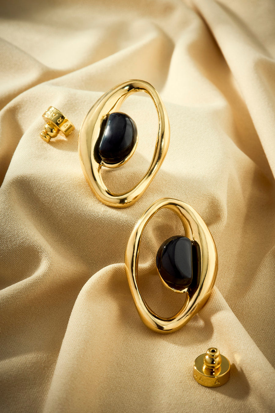 Original gold-plated earring with mother-of-pearl and a sophisticated modern look.
