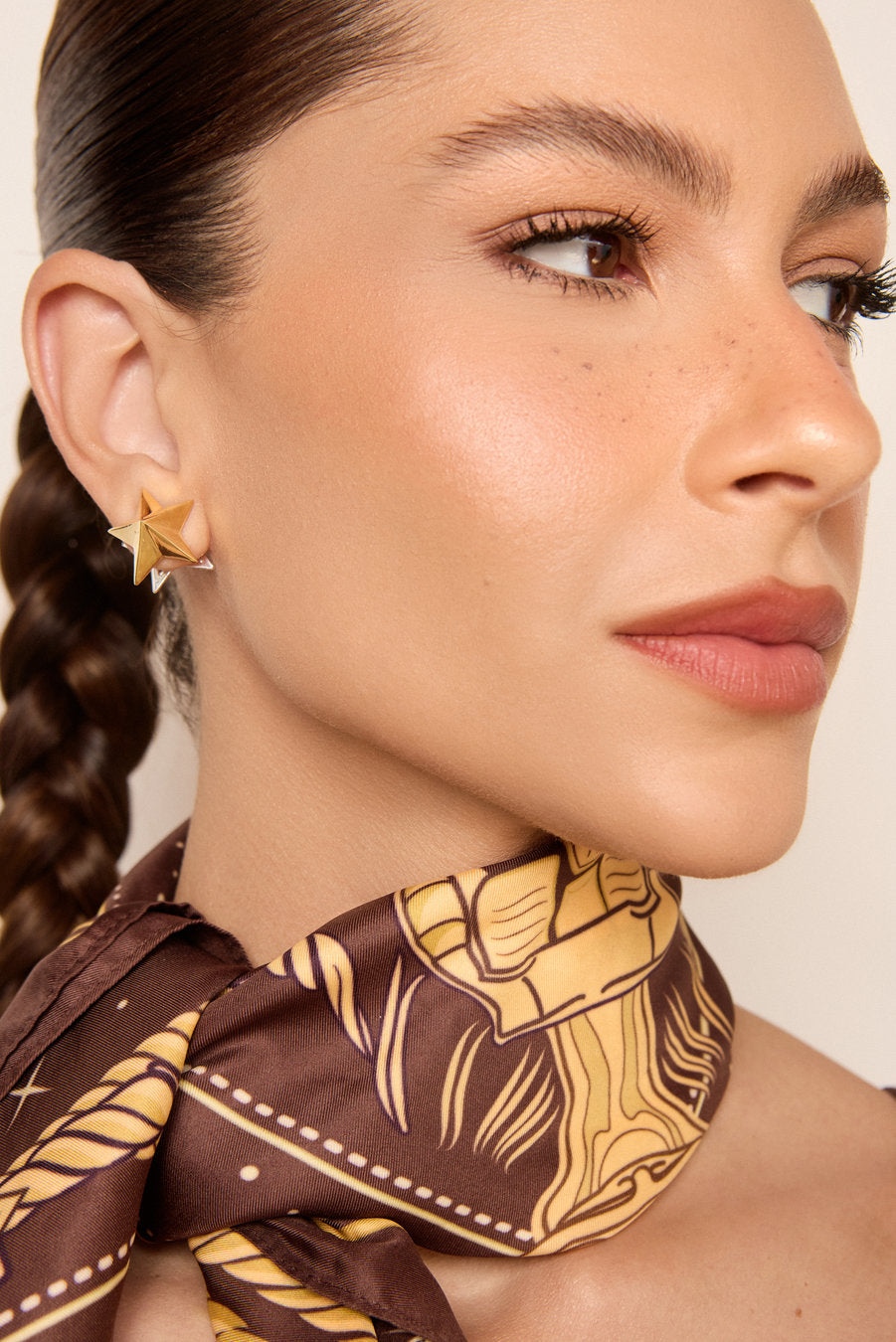 Star earring, gold earring, silver earring, two-tone earring, geometric earring, faceted earring, modern earring, sophisticated earring, stud earring, star jewelry, celestial earring, elegant earring, fashion accessory, contemporary jewelry, party earring