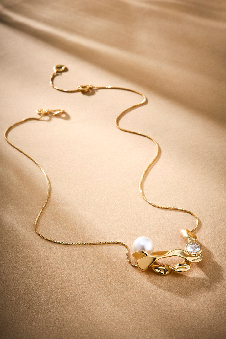 Gold Audrey necklace with pearl and Austrian crystal — an elegant piece for sophisticated looks.