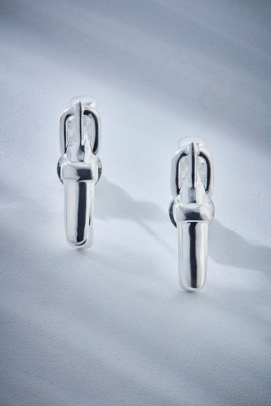 A sculptural silver earhook with clean lines and a striking structure. A contemporary piece of jewelry that combines visual strength, sophistication, and versatility for elegant and original compositions.
