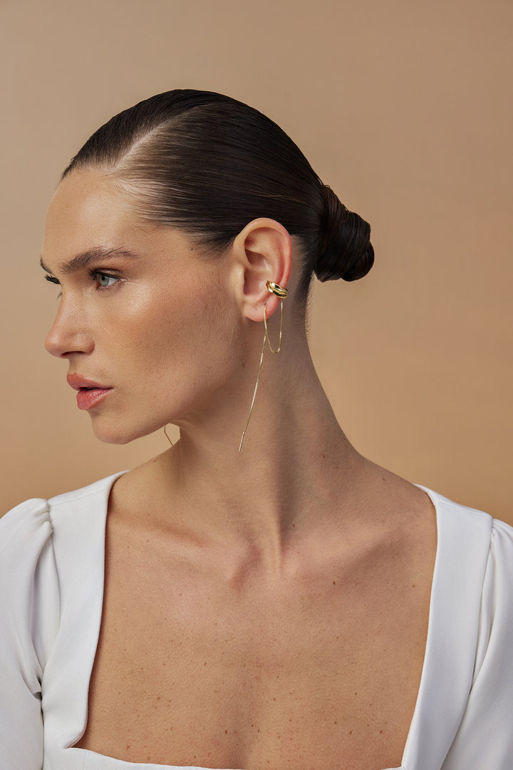 Gold Frida piercing – organic shape with long chains – sculptural, expressive jewelry
