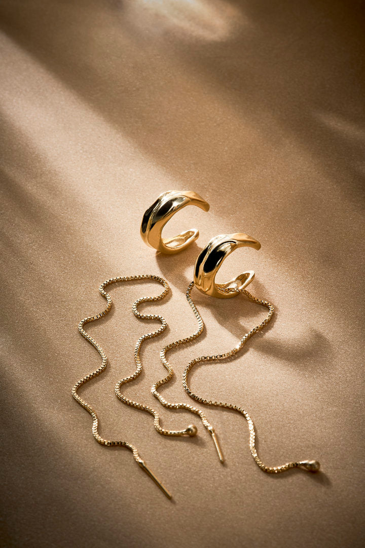 Gold Frida piercing with fluid chains — a statement design for sophisticated looks.