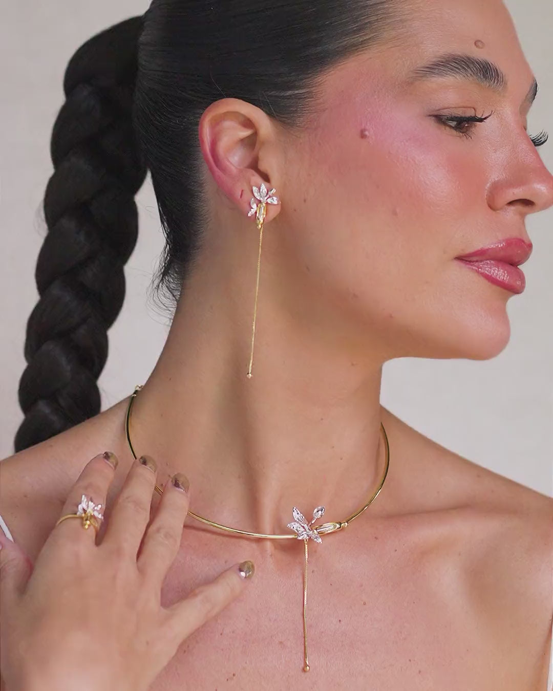 Gold and silver Plenitude necklace – original design featuring an asymmetric flower, textured leaves, and a delicate chain.