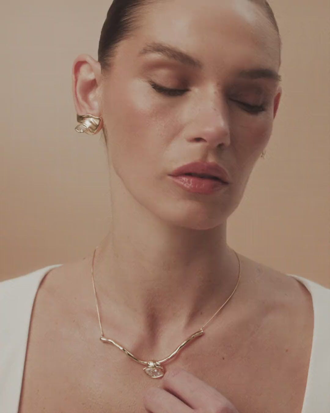 Gabrielle gold and white gold choker, featuring an Austrian crystal embraced by curves that flow like a gesture of light.
