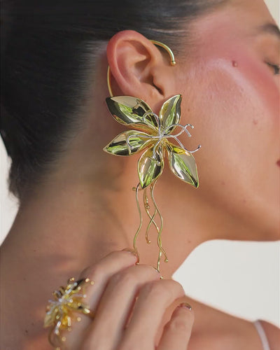  Gold Renascer Earring – sculptural floral design featuring petals, leaves, and elongated, flowing strands.