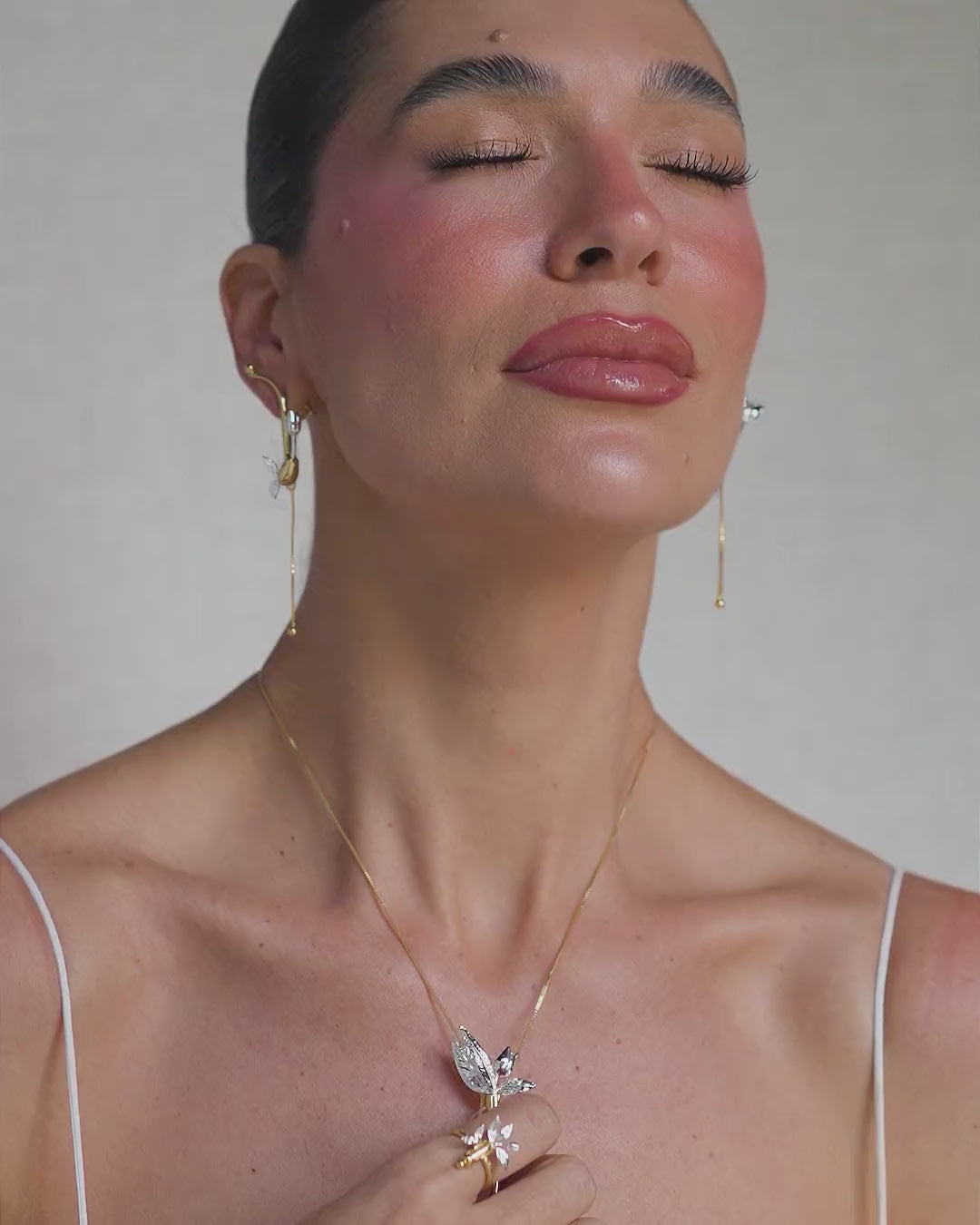 Gold and silver Plenitude necklace – original design featuring an asymmetric flower, textured leaves, and a delicate chain.