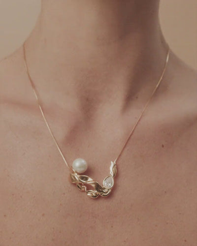 Audrey necklace in gold and white gold, featuring pearls, Austrian crystal, and fluid shapes that evoke the charm of classic cinema.