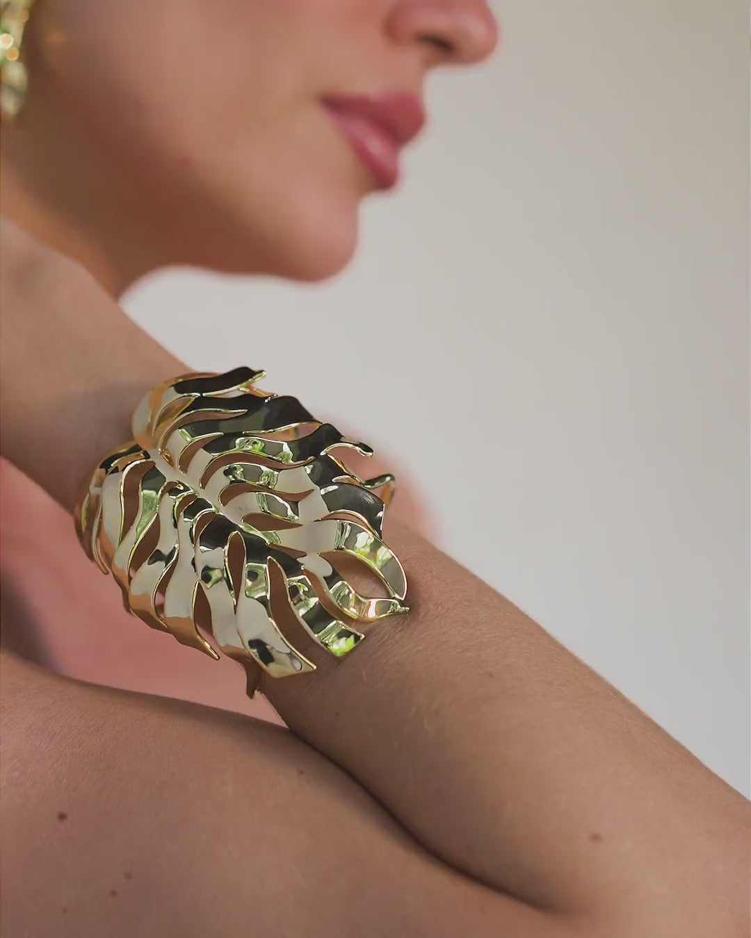 Gold Renascer bracelet – original *Monstera* leaf design featuring contemporary, sculptural volume.