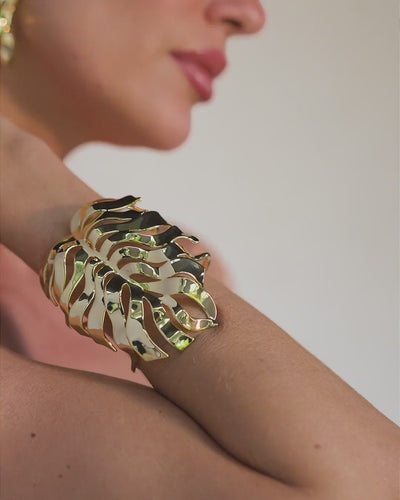 Gold Renascer bracelet – original *Monstera* leaf design featuring contemporary, sculptural volume.