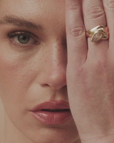 The Elsa earring, crafted in gold and white gold, is a small organic sculpture where the crystal emerges from forms shaped by time.