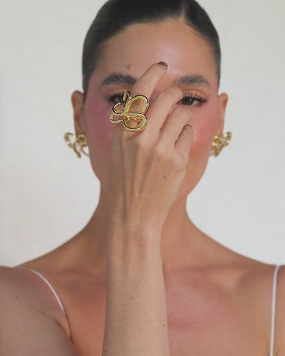 Gold Delicata earring – organic earring with intertwined shapes and lightweight volume