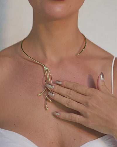 Gold Renascer choker – design inspired by blossoming, featuring petals, leaves, and organic strands.