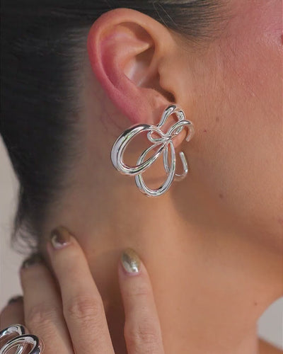 Gold Delicata earring – organic earring with intertwined shapes and lightweight volume
